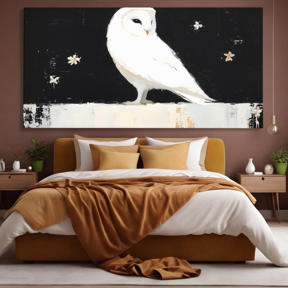 Tablou canvas cu tablou canvas cu bufnita alba, fara rama, pe sasiu de lemn, pe perete intr-un dormitor